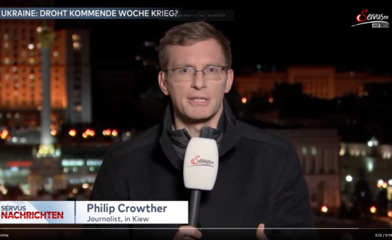 צפו: הכתב שמדווח מאוקראינה בכל השפות