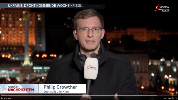 צפו: הכתב שמדווח מאוקראינה בכל השפות