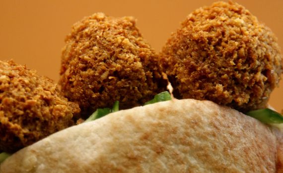 פתח תקוה: בן 80 נחנק כשאכל פלאפל – מצבו קשה