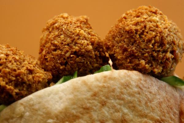 פתח תקוה: בן 80 נחנק כשאכל פלאפל – מצבו קשה