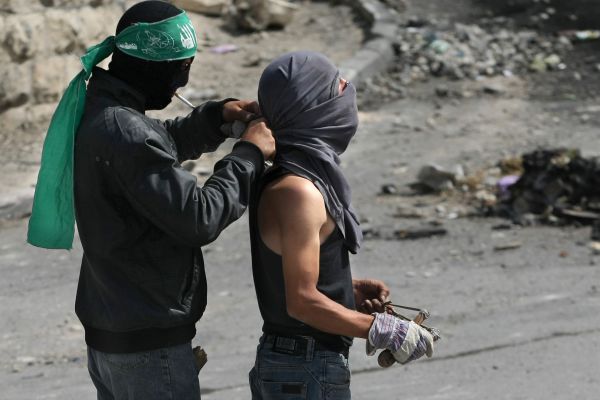 פלסטיני שיידה אבנים לעבר חיילים, נורה ונהרג