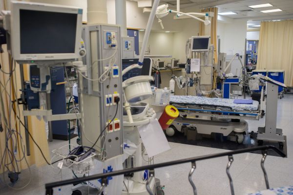 אלימות במיון של שערי צדק: בני משפחה תקפו רופאים