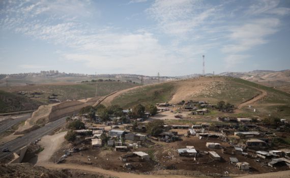 מפתיע: מתנחלים פנו לבנט נגד פינוי חאן אל אחמר