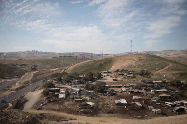 מפתיע: מתנחלים פנו לבנט נגד פינוי חאן אל אחמר