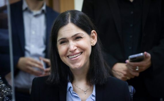 צפו: נשיא מצרים עושה כבוד לשרה קארין אלהרר