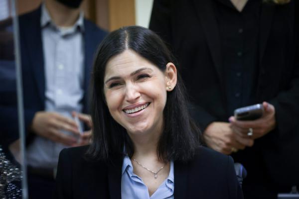 צפו: נשיא מצרים עושה כבוד לשרה קארין אלהרר