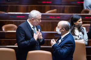 סקר: בנט נחלש מול הליכוד; גנץ וסמוטריץ' נותרו בחוץ