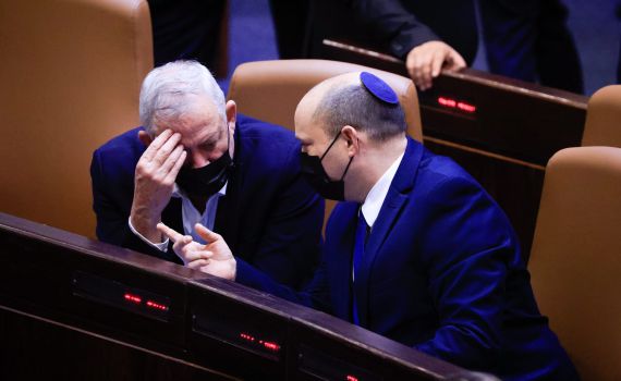 גנץ מקשיח עמדות: הקואליציה שוב ללא רוב