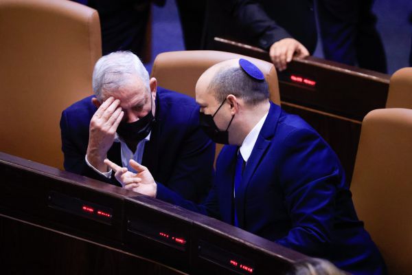 גנץ מקשיח עמדות: הקואליציה שוב ללא רוב