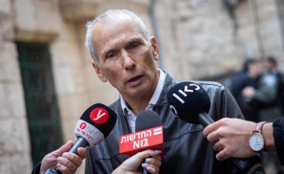 לאחר הציוץ והסערה: עמר בר לב פיטר את הדובר שלו