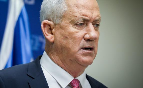 בעקבות גל הפיגועים: גנץ דחה את הטיסה להודו