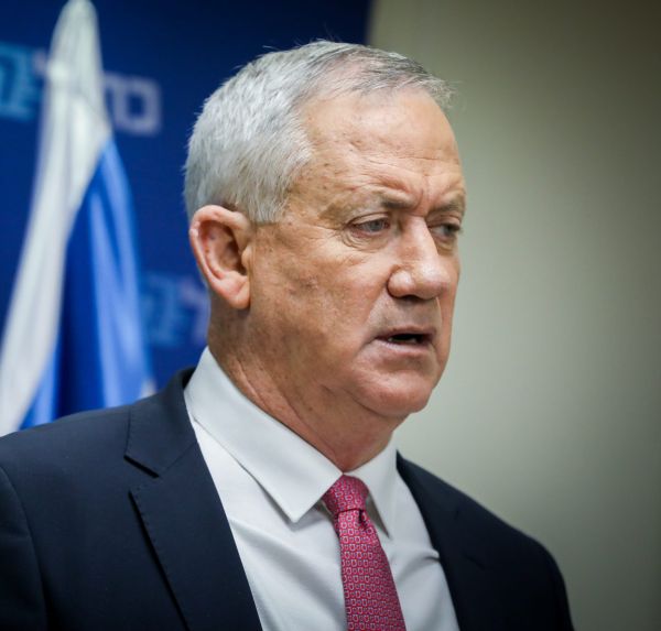 בעקבות גל הפיגועים: גנץ דחה את הטיסה להודו