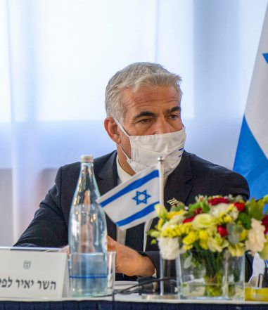 לפיד: מנסים לסכסך ביני לבין ליברמן