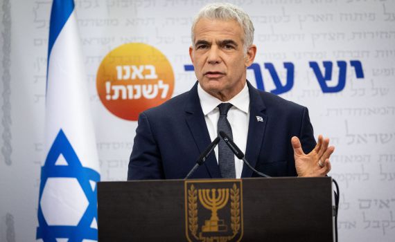 לפיד מעכב תקנות נגד המחרימים את ישראל