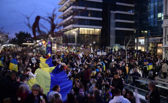 מאות בני אדם מפגינים בתל אביב בעד אוקראינה