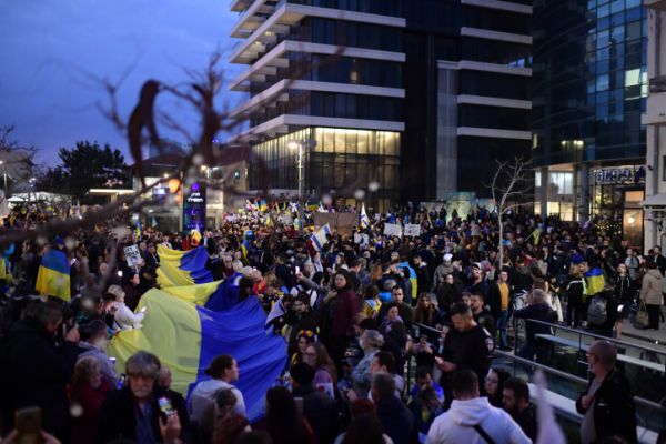 מאות בני אדם מפגינים בתל אביב בעד אוקראינה
