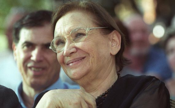 חברי "זהו זה" בביצוע לשירה של נעמי שמר