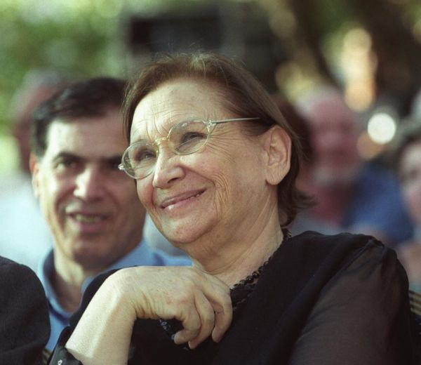 חברי "זהו זה" בביצוע לשירה של נעמי שמר