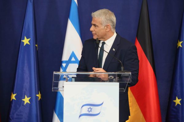 לפיד: "הזהרתי שכניסת מפלגות גזעניות תפגע בנו בחו"ל"