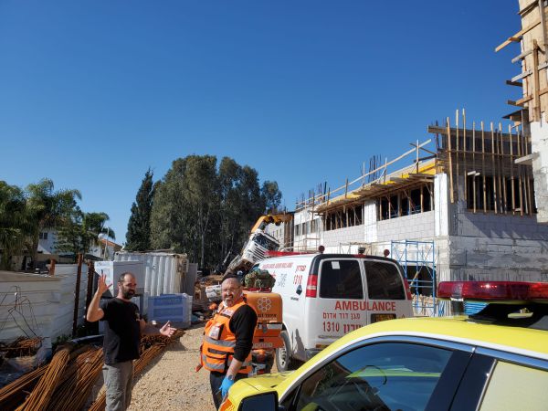 פועל בניין כבן 40 נפגע מחפץ כבד – ונהרג במקום