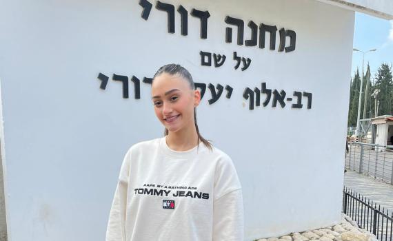 הכוכבות אגם בוחבוט ואלה לי להב על מדים