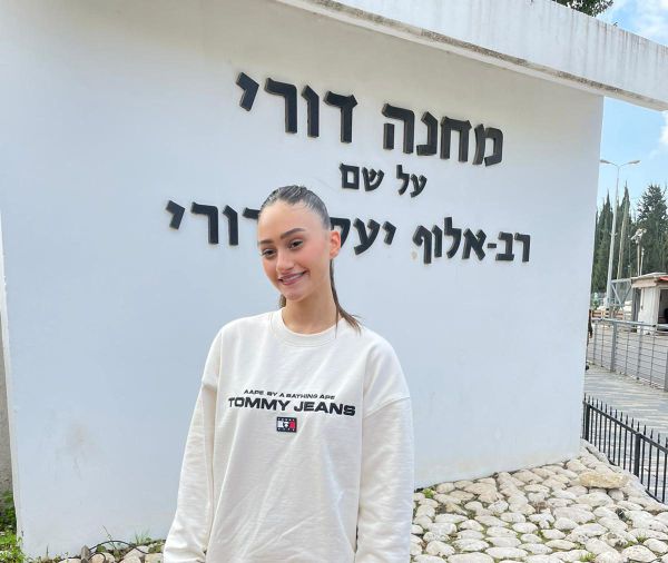 הכוכבות אגם בוחבוט ואלה לי להב על מדים