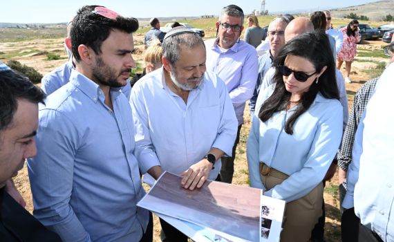 שקד בהתיישבות הצעירה: פועלים להסדיר את החשמל
