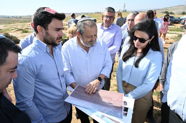 שקד בהתיישבות הצעירה: פועלים להסדיר את החשמל