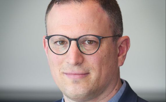 עכשיו זה רשמי: העורך הסרוג שהחליף את ביסמוט