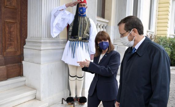 הרצוג נחת ביוון: "מתפלל שהשלום יחזור לאוקראינה"
