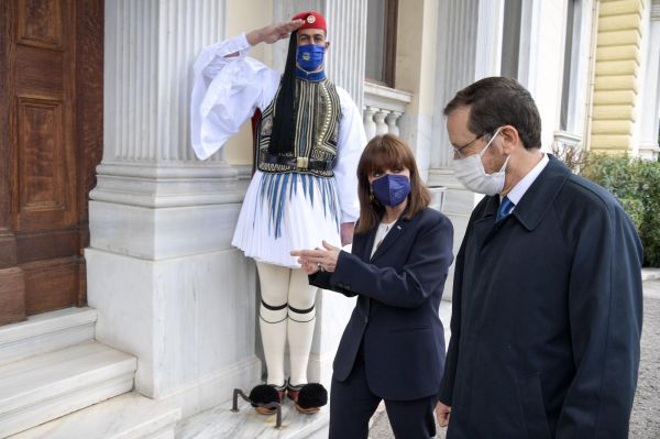 הרצוג נחת ביוון: "מתפלל שהשלום יחזור לאוקראינה"