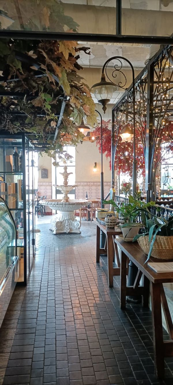 לוצ'נה ממילא בחגיגה של ספיישל תותים | ביקורת