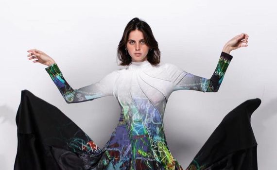 מדהים: שמלה מציורים של ילדים במקלט לנשים מוכות