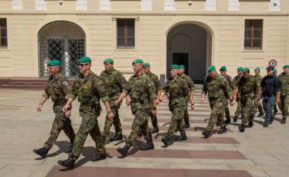 למעלה מ-12 מדינות קוראות לעזוב את אוקראינה