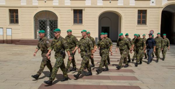 למעלה מ-12 מדינות קוראות לעזוב את אוקראינה