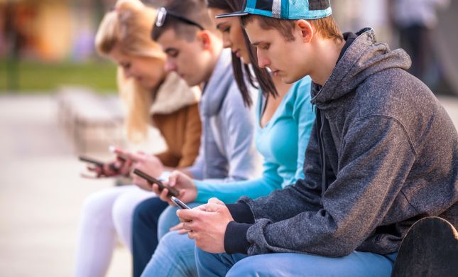  "מנותקים": מה קורה לנוער כשלוקחים לו את הפלאפון?