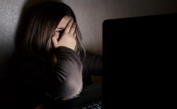 חשד: תושב רחובות ביצע עבירות מין בבתו בת ה-14