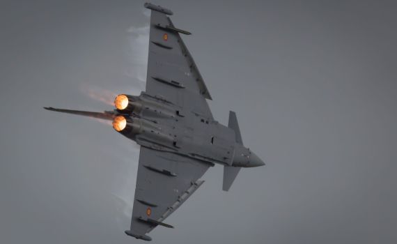 איראן: הרוגים בהתרסקות מטוס קרב לתוך איצטדיון