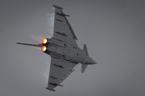 איראן: הרוגים בהתרסקות מטוס קרב לתוך איצטדיון