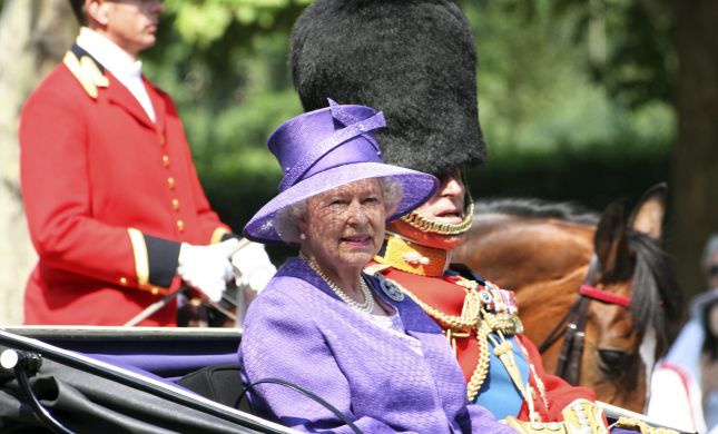  70 שנה במלוכה: זה ההסבר לתלבושת של המלכה