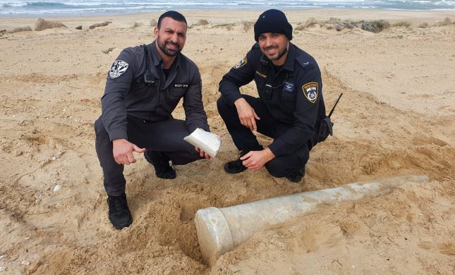  שוטרים גילו בחוף אשדוד עמוד שיש בן כ-1,500 שנה