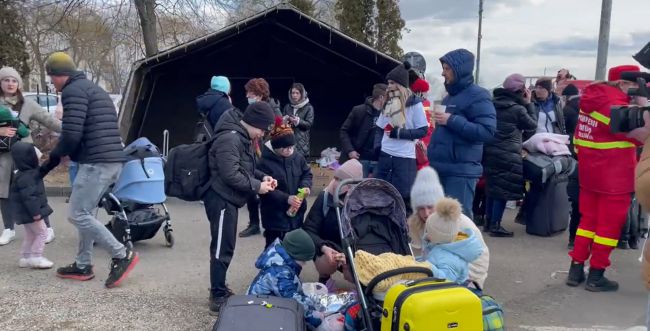 צפו: מאות פליטים ישראלים מגיעים לרומניה