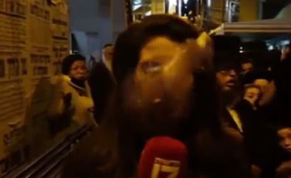 בשידור חי: כתבת חדשות 13 חטפה בקבוק בראש