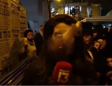 בשידור חי: כתבת חדשות 13 חטפה בקבוק בראש