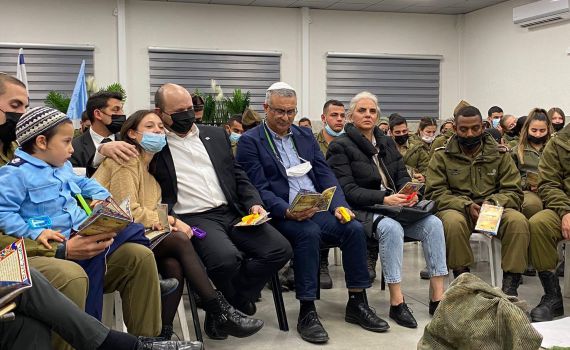 לראשונה כראש ממשלה: בנט ביקר מעבר לקו הירוק