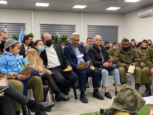 לראשונה כראש ממשלה: בנט ביקר מעבר לקו הירוק