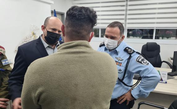 בנט שוחח עם הלוחם שחיסל את המחבלים בפיגוע בחדרה