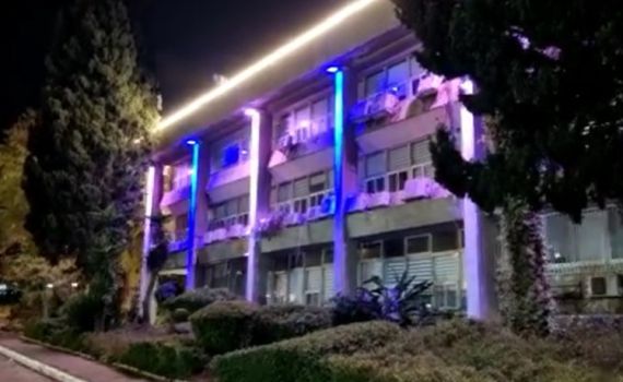 לאחר הפיגוע: בניין עיירת חדרה הואר בצבעי כחול לבן