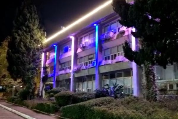 לאחר הפיגוע: בניין עיירת חדרה הואר בצבעי כחול לבן