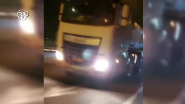 תיעוד מטורף: נסע במשאית בכביש מהיר ללא גלגל קדמי